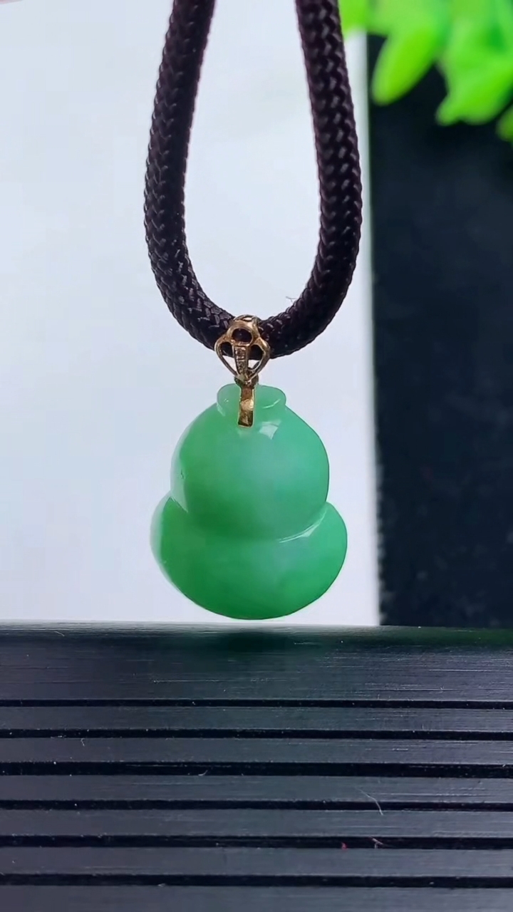 天然A货翡翠葫芦吊坠尺寸19-13.8-5.8重量:2.88g
3月17日