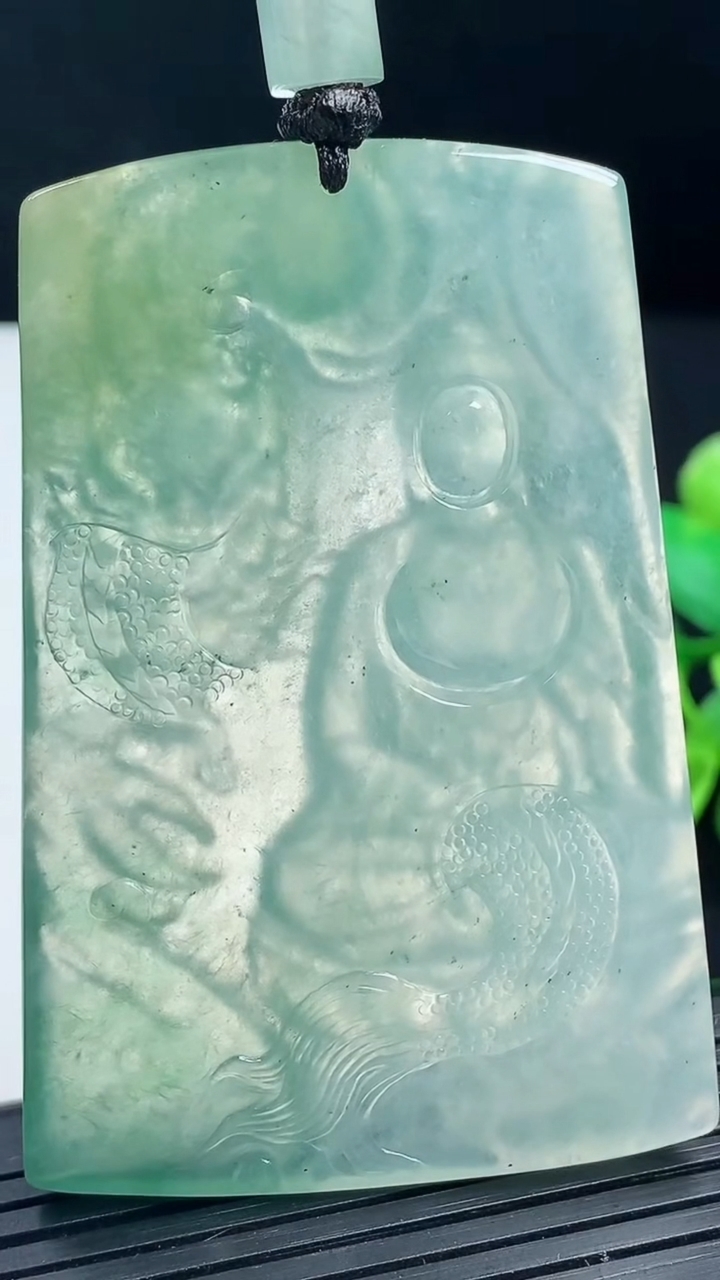 天然A货翡翠祥龙阿弥陀佛吊坠尺寸61-41.6-5.4重量:40.73g
3月17日