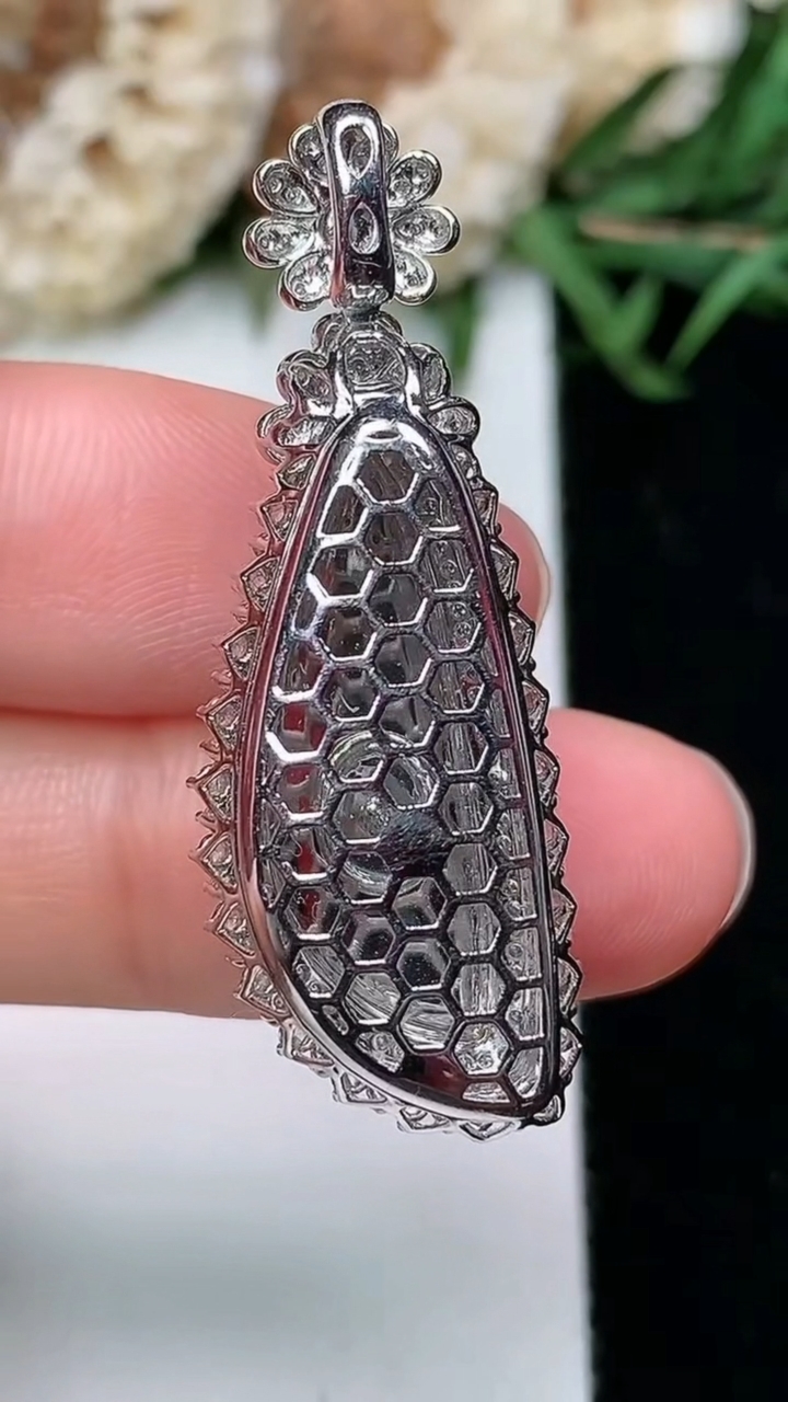 天然A货翡翠随形吊坠，尺寸38-13-11.3，裸石23.6-8，重量:5.24g
3月17日