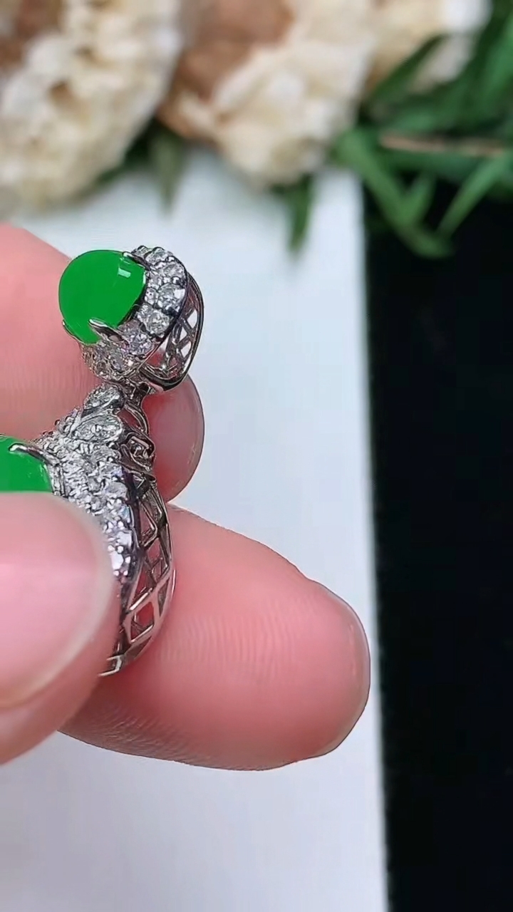 天然A货翡翠水滴吊坠，尺寸24.8-16.5-9.3，裸石8.4-11.9，重量:4.00g
3月17日