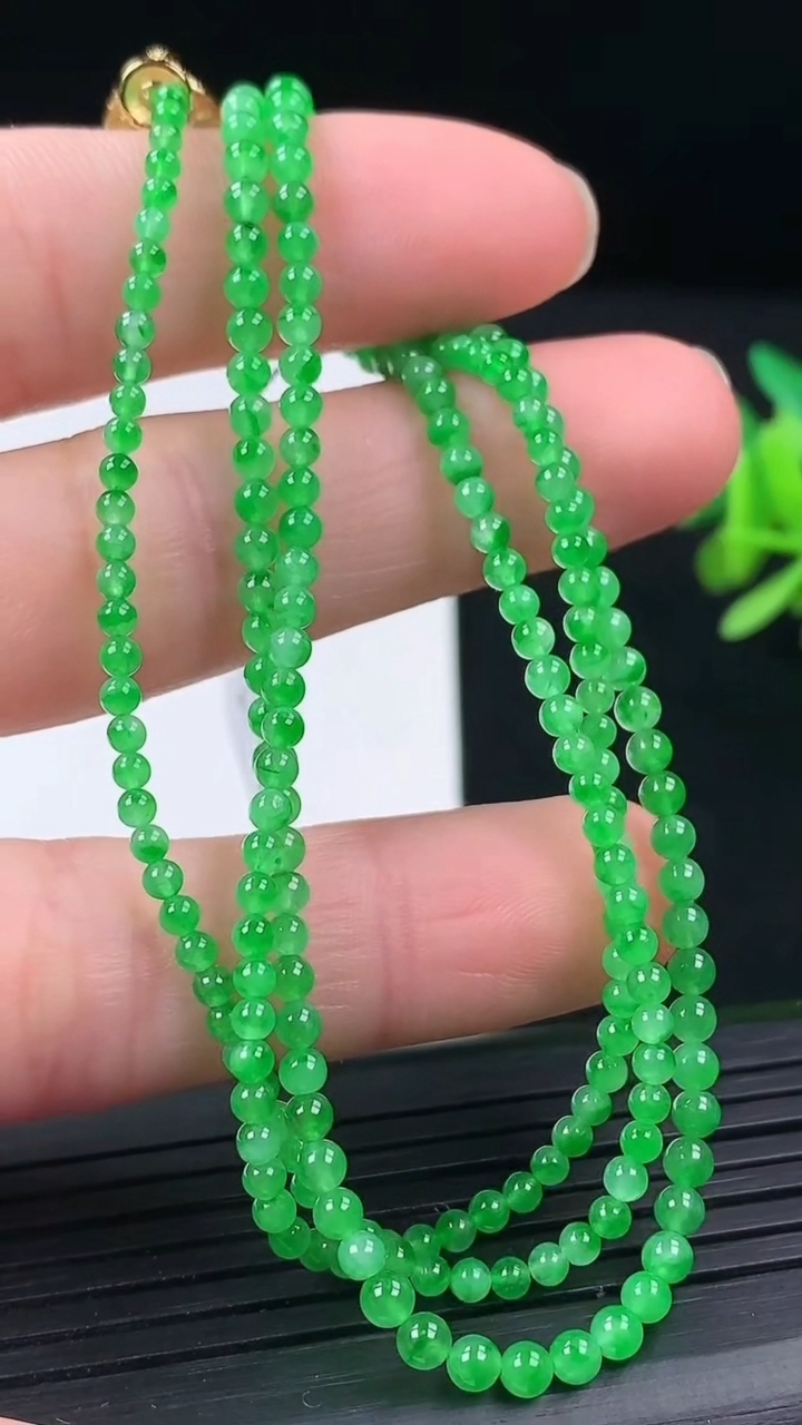 天然A货翡翠小米珠项链尺寸2-233颗重量:6.31g3月17日
工厂直销收藏佳品,种好水足，色泽均匀，有种有色，上手高大气！