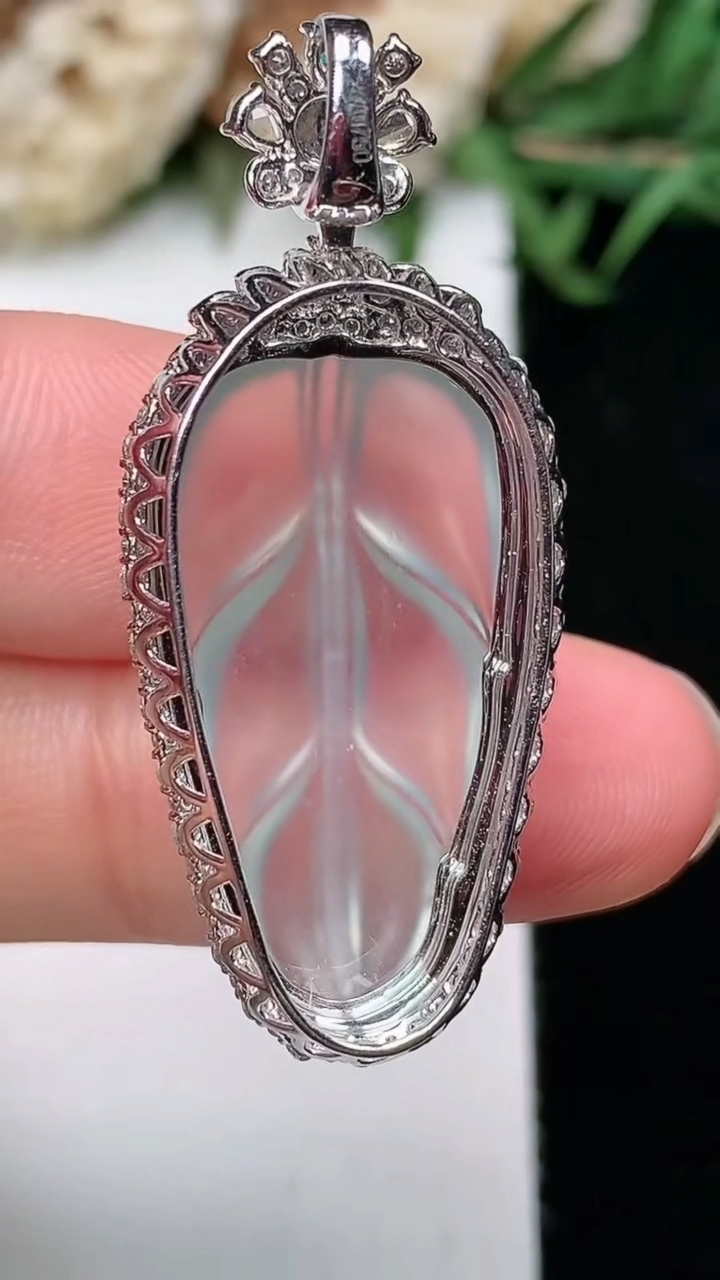 天然A货翡翠白冰金枝玉叶 叶子吊坠，尺寸38.6-16.5-8.4，裸石25.6-13.9，重量:4.72g
3月17日