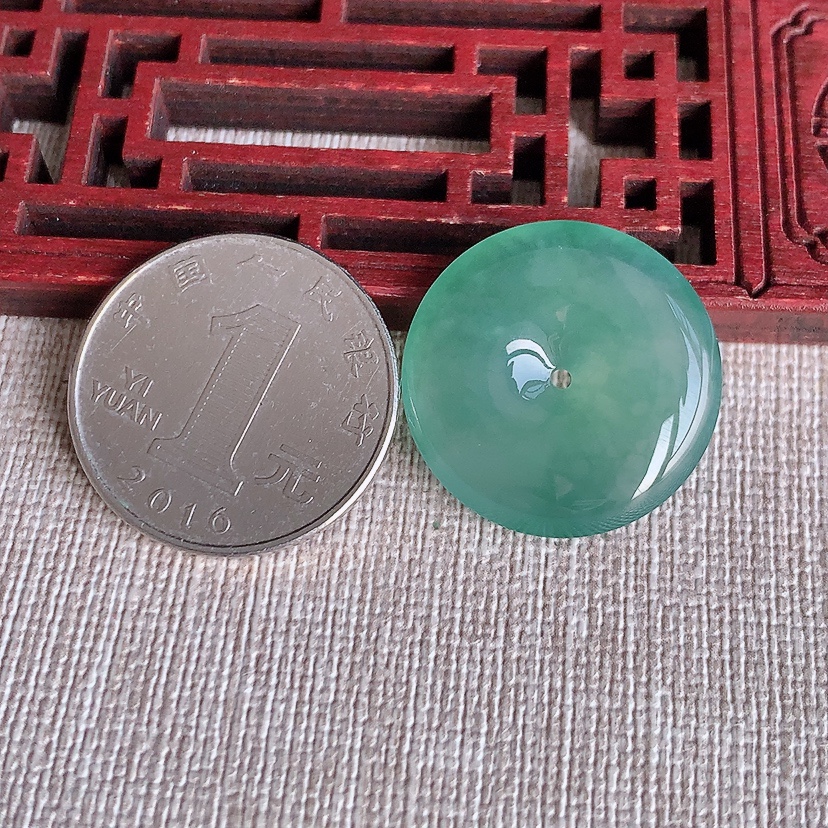 天然A货翡翠晴水平安扣吊坠 
尺寸23.5-5mm 重量6.10g 0315