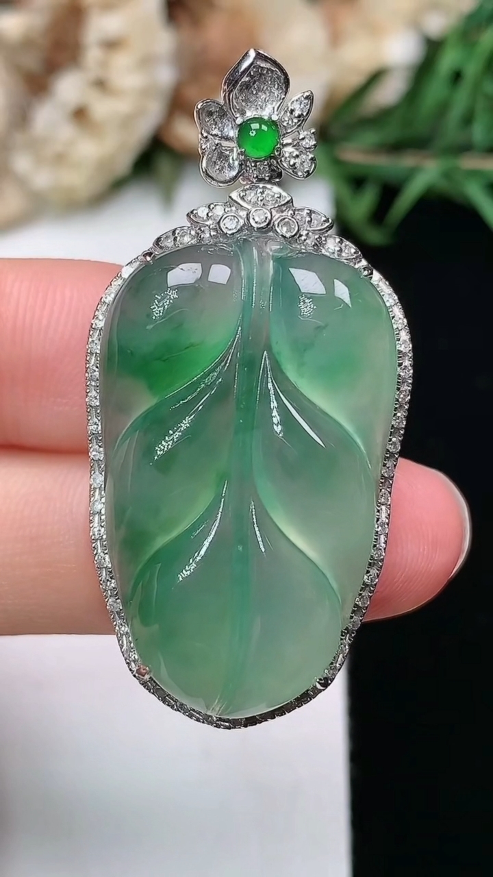 天然A货翡翠金枝玉叶 叶子吊坠，尺寸42.8-21-9.5
3月17日