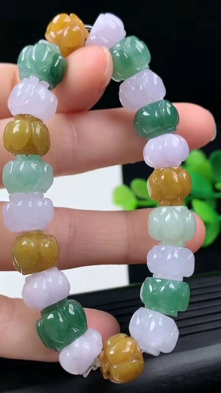 天然A货翡翠三彩莲花手串尺寸10-8重量:34.95g3月17日
工厂直销收藏佳品,种好水足，色泽均匀，有种有色，上手高大气！