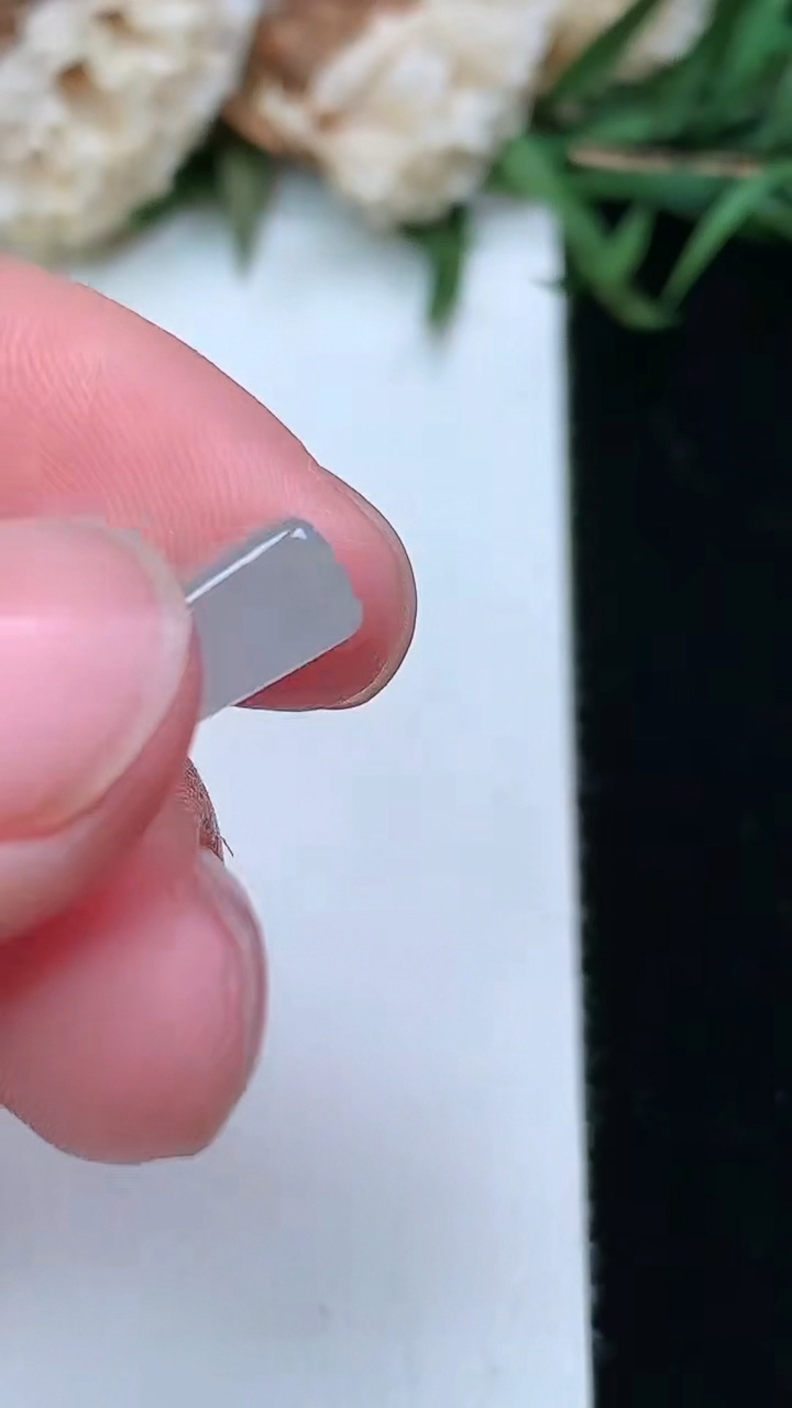 天然A货翡翠白冰狼牙吊坠，尺寸29.5-9.5-3.9，重量:2.20g
3月17日