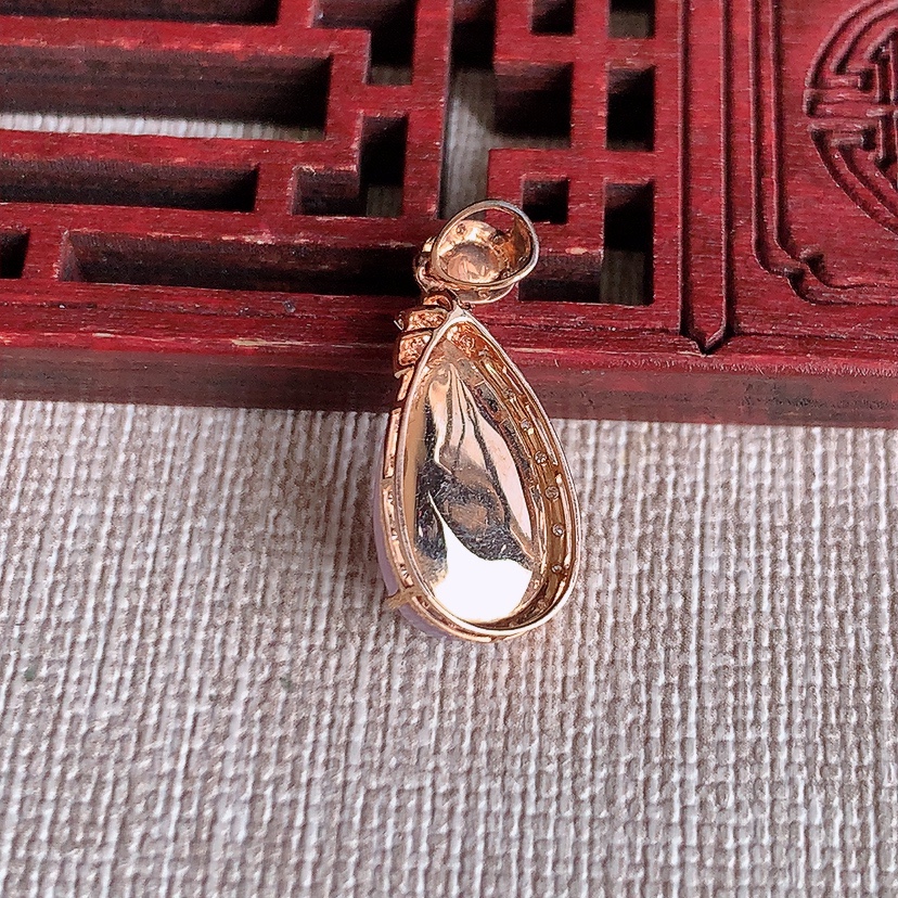 天然A货翡翠18K金伴钻镶嵌紫罗兰水滴吊坠 
尺寸24-9.5-7裸石14.4-8mm 重量2.34