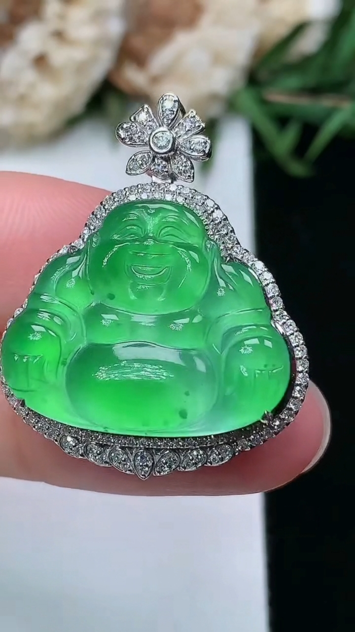 天然A货翡翠佛公吊坠，尺寸29.3-23.9-10.2，裸石17.5-21.4，重量:5.52g
3月17日，重量:5.52g