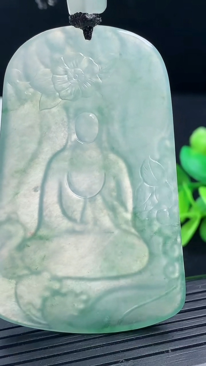 天然A货翡翠观音菩萨吊坠尺寸65.5-43.3-4.7重量:34.26g
3月17日