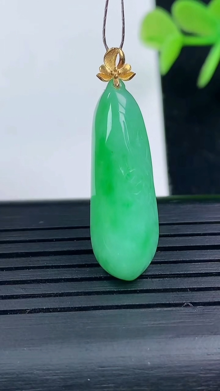 天然A货翡翠福瓜吊坠尺寸29.7-9.5-6.8重量:4.11g
3月17日