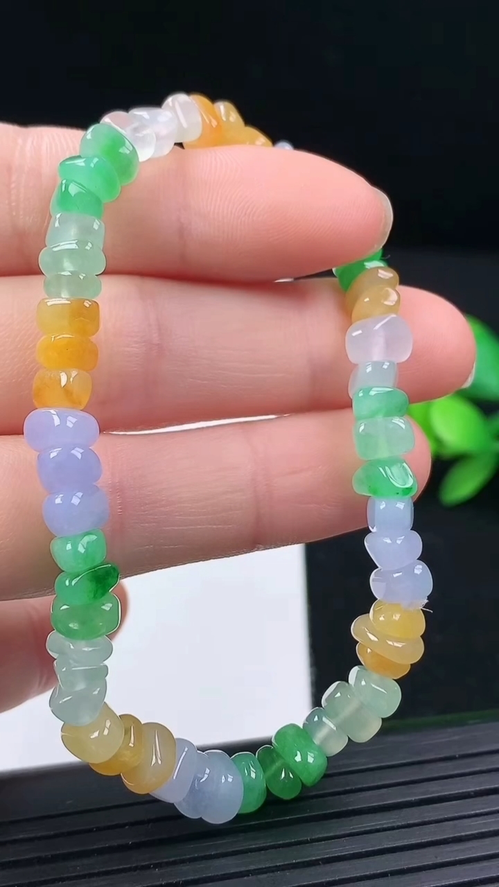 天然A货翡翠三彩原石手串尺寸6.5-5.2-2.9重量:11.46g3月17日
工厂直销收藏佳品,种