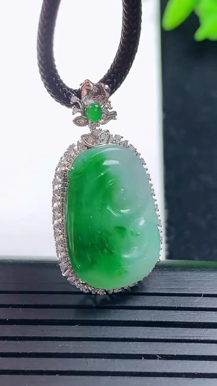 天然A货翡翠如意吊坠尺寸29.6-15.9-5.6裸石19.8-13.4重量:3.15g
3月17日