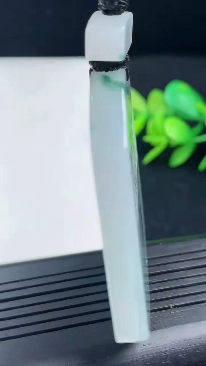 天然A货翡翠飘花仿古无事牌吊坠尺寸53-41.5-6重量:44.63g
3月17日