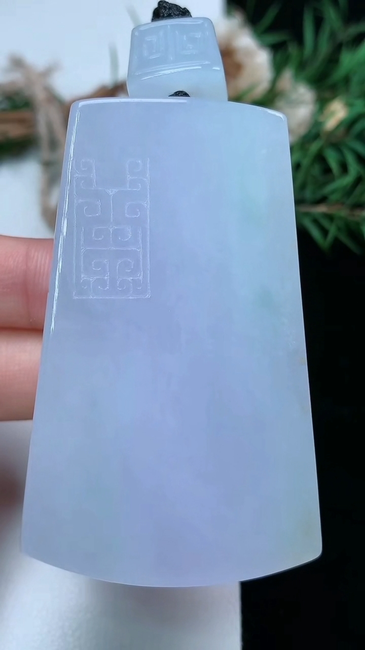 天然A货翡翠春带彩 紫罗兰仿古无事牌吊坠，尺寸60.5-37-12.2，重量:81.30g
3月17