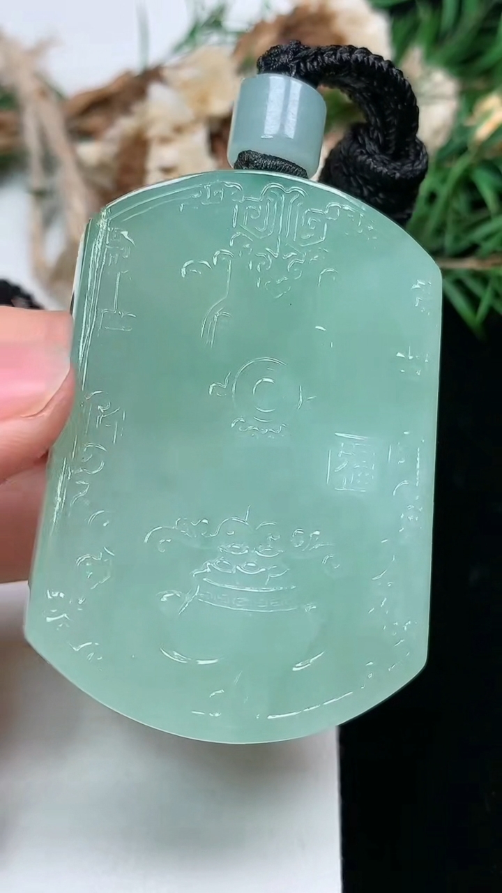 天然A货翡翠仿古无事牌吊坠，尺寸51.8-37.7-10.7，重量:61.73g
3月17日