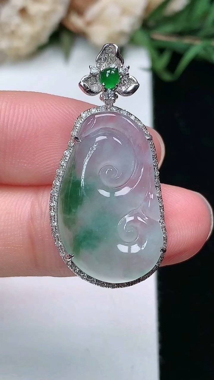 天然A货翡翠飘花如意吊坠，尺寸31.8-15.4-6.3，裸石21.5-13.3，重量:3.68g
