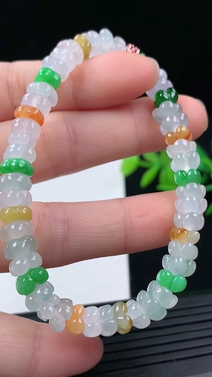 天然A货翡翠三彩四叶草手串尺寸5.5-5.3-2.9重量:14.83g3月17日
工厂直销收藏佳品,