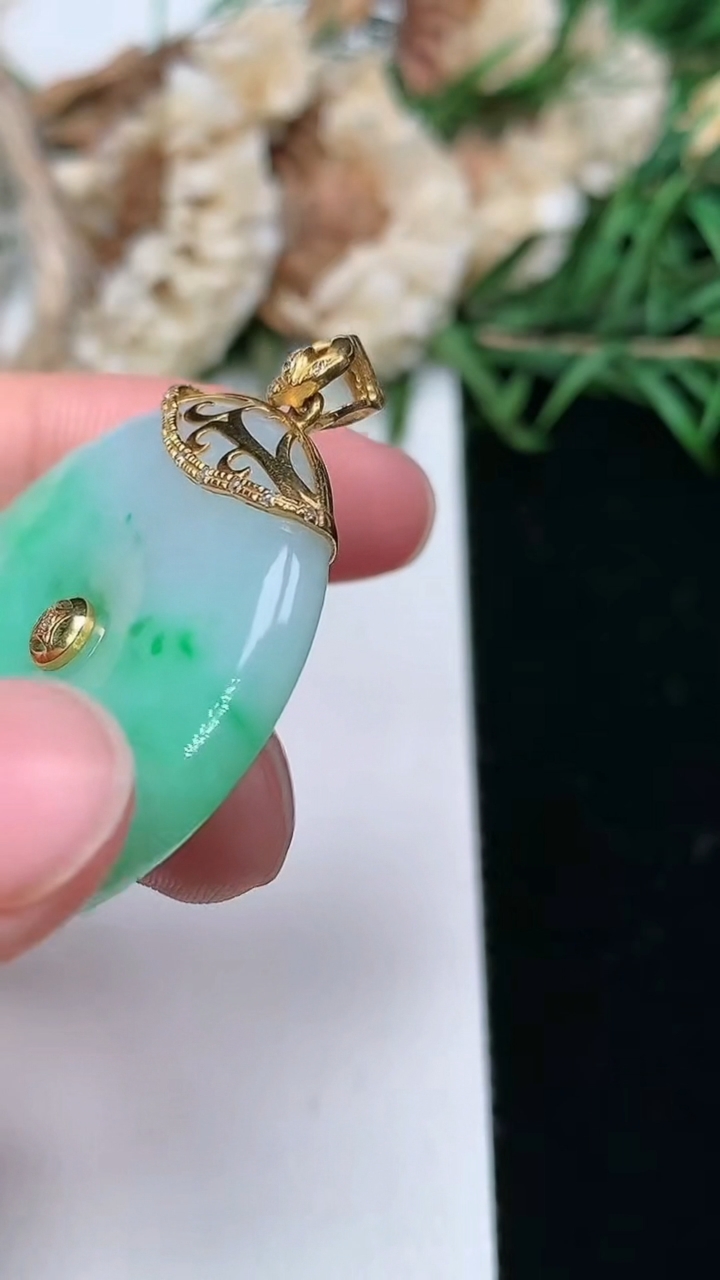 天然A货翡翠平安扣吊坠，尺寸31.6-5.9，重量:13.64g
3月17日