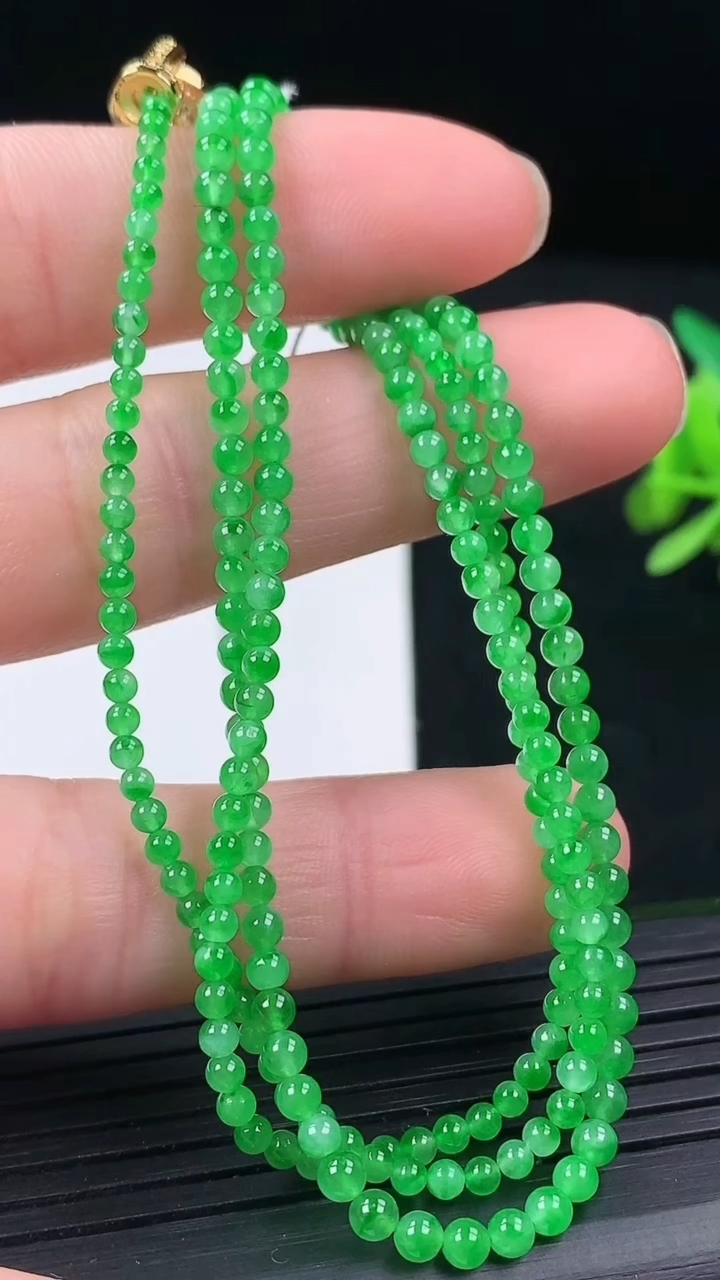 天然A货翡翠小米珠项链尺寸2-233颗重量:6.31g3月17日
工厂直销收藏佳品,种好水足，色泽均