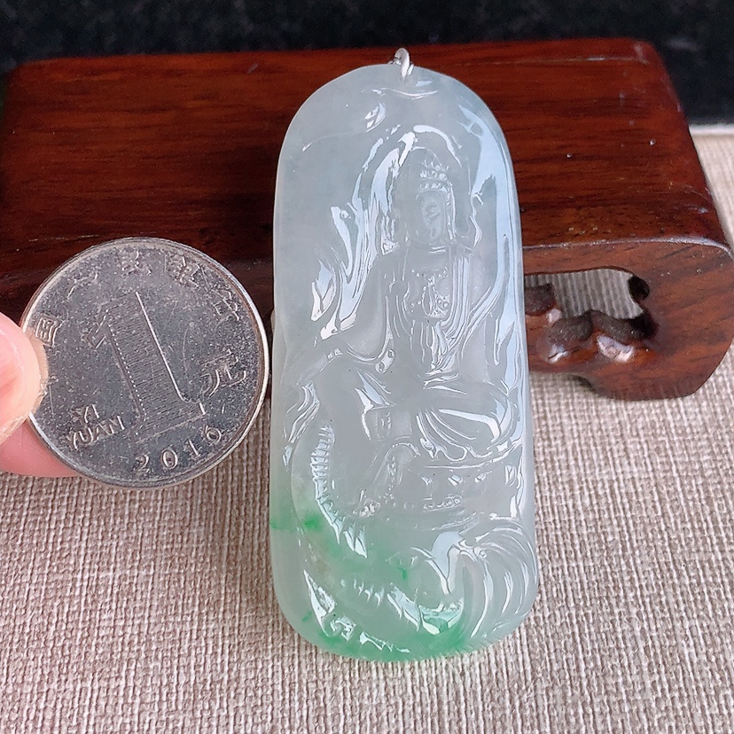 天然A货翡翠飘绿普贤菩萨吊坠 
尺寸59.8-26.5-6mm 重量22.93g 0315