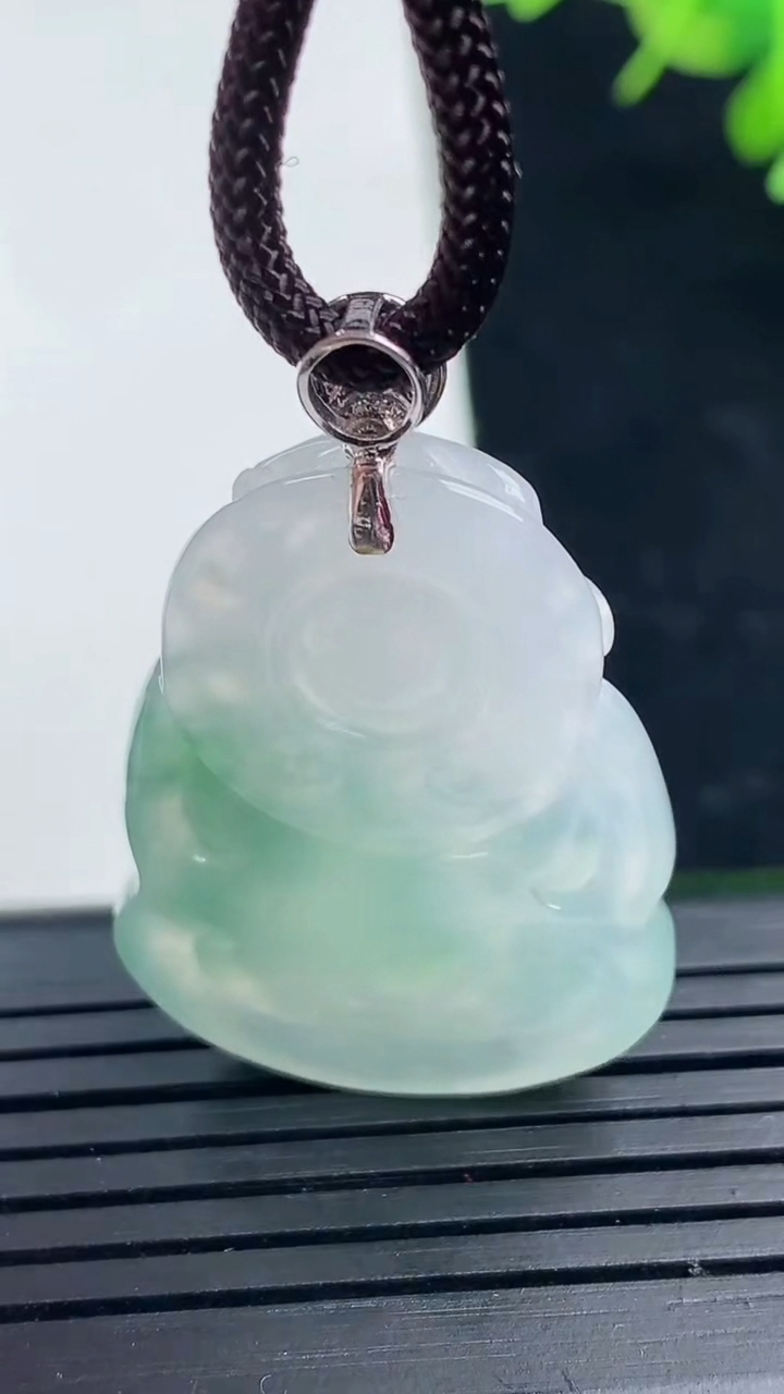 天然A货翡翠财神爷吊坠尺寸30.7-23.5-5.6重量:8.19g
3月17日