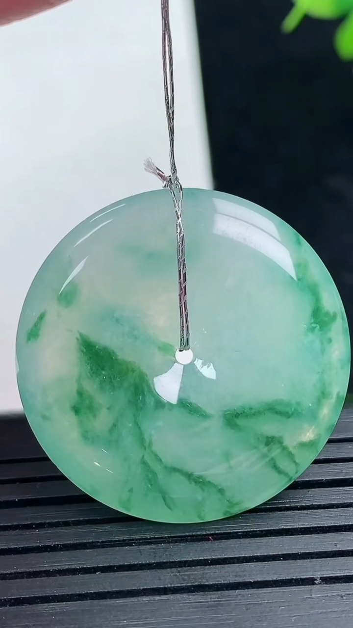 天然A货翡翠种飘花平安扣吊坠尺寸30.2-5.4重量:10.68g
3月17日