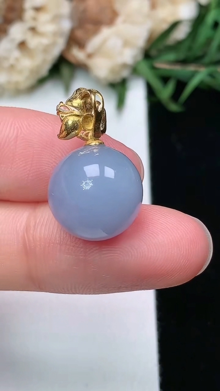 天然A货翡翠k金紫罗兰圆珠吊坠，尺寸12.6，重量:3.89g3月17日
工厂直销收藏佳品,种好水足，色泽均匀，有种有色，上手高大气！