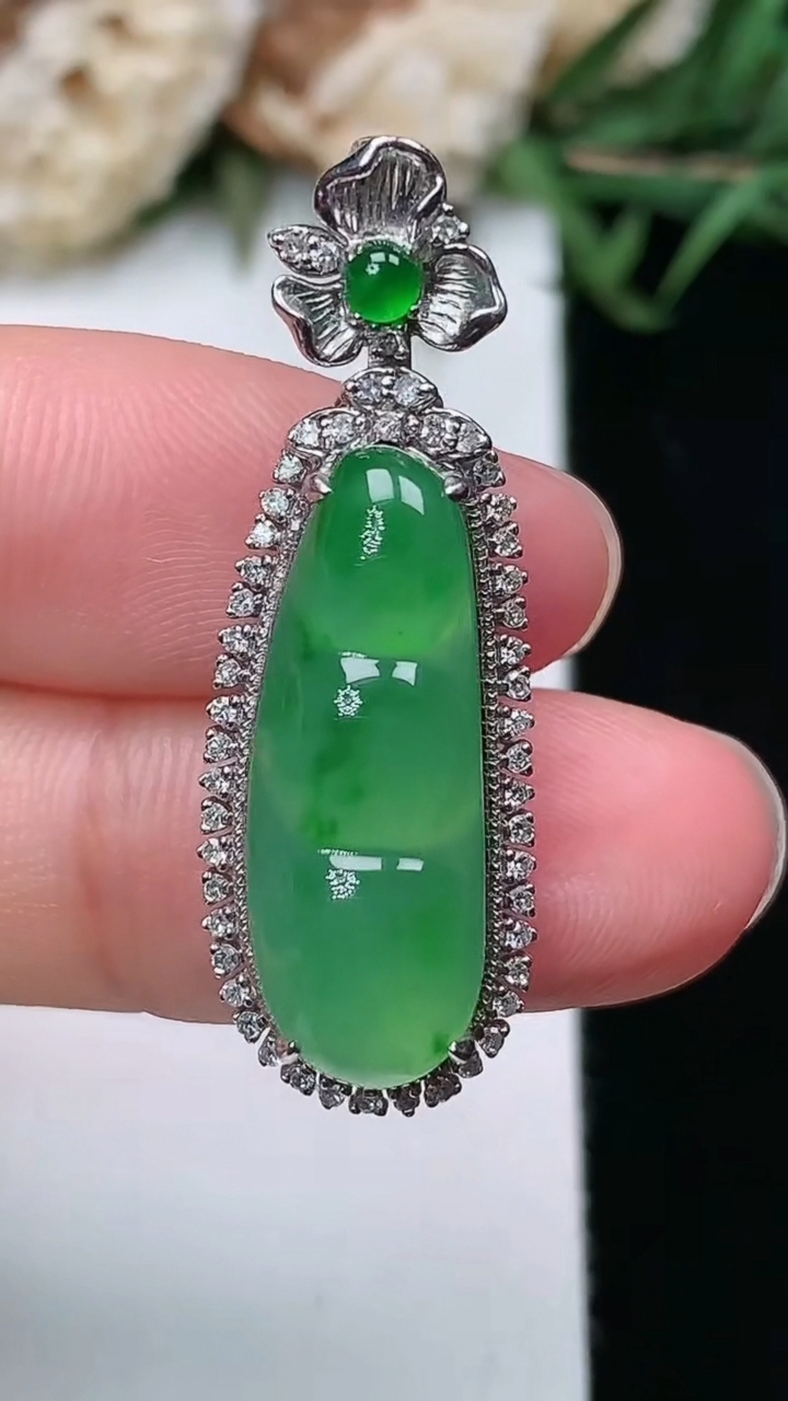 天然A货翡翠福豆吊坠，尺寸33.9-11.6-8.6，裸石21.7-7.7，重量:4.58g
3月17日