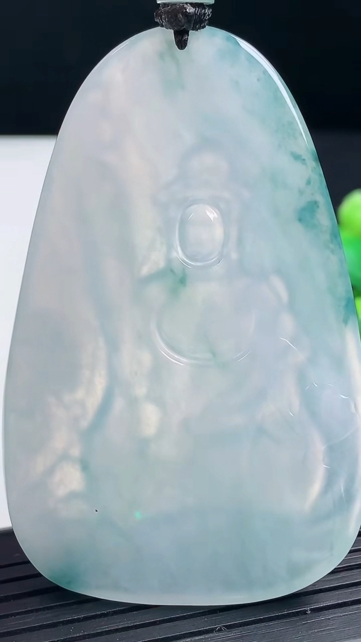 天然A货翡翠种飘花虚空藏菩萨吊坠尺寸65.3-41.7-5.5重量:38.28g
3月17日