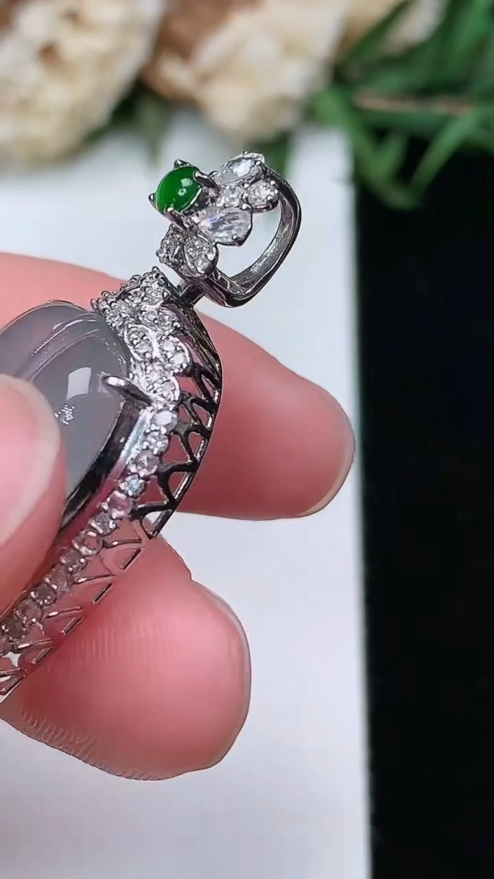 天然A货翡翠白冰金枝玉叶 叶子吊坠，尺寸38.6-16.5-8.4，裸石25.6-13.9，重量:4.72g
3月17日