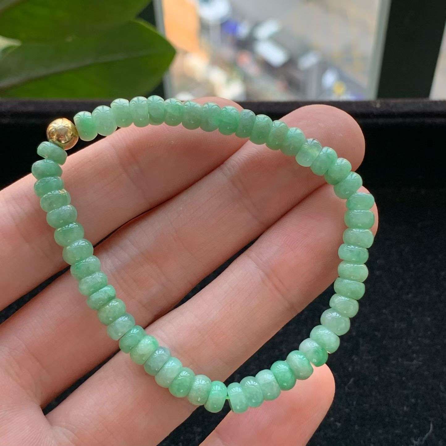 A货天然翡翠冰糯种满绿算盘珠手链重量11.93
3月17日