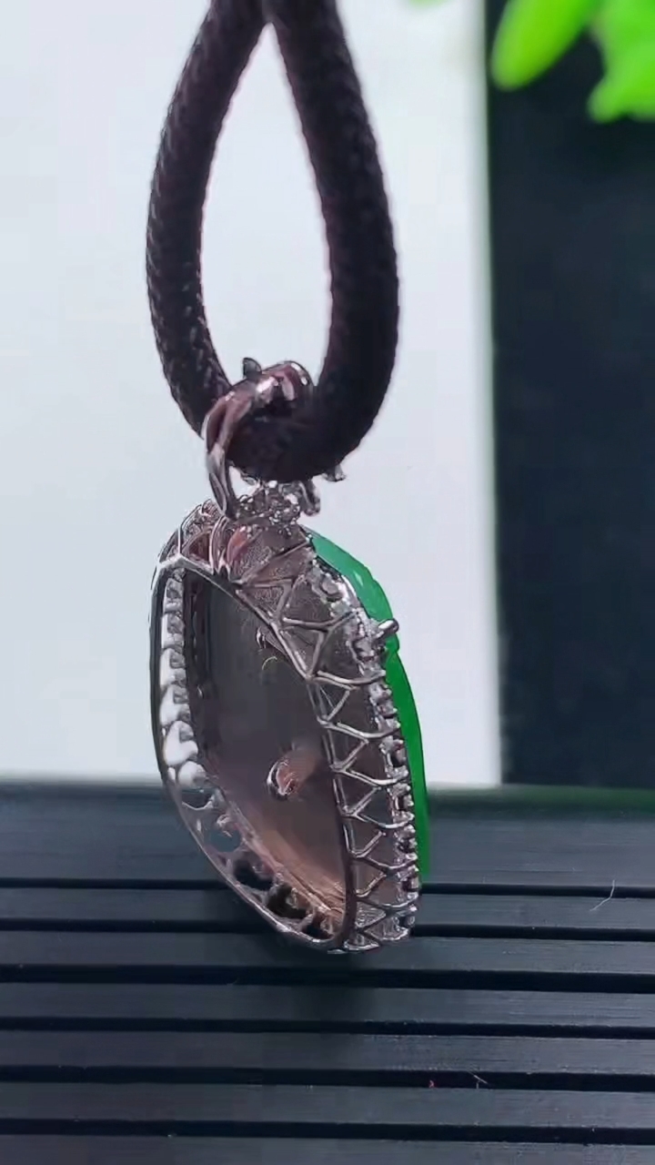 天然A货翡翠如意吊坠尺寸29.6-15.9-5.6裸石19.8-13.4重量:3.15g
3月17日