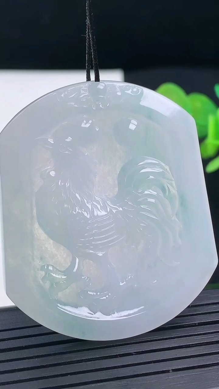 天然A货翡翠生肖鸡吊坠尺寸50.8-43.2-4.5重量:22.01g
3月17日