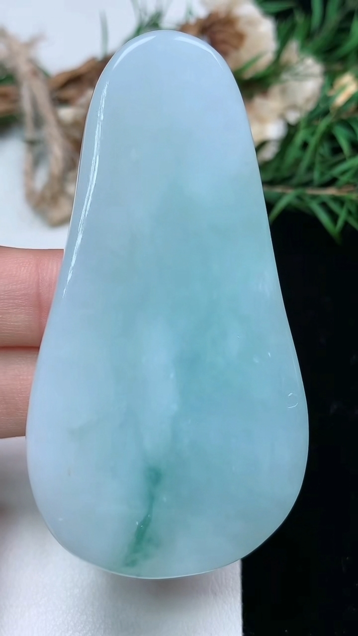 天然A货翡翠飘花素衣观音吊坠，尺寸68.6-36-11.3，重量:56.97g
3月17日