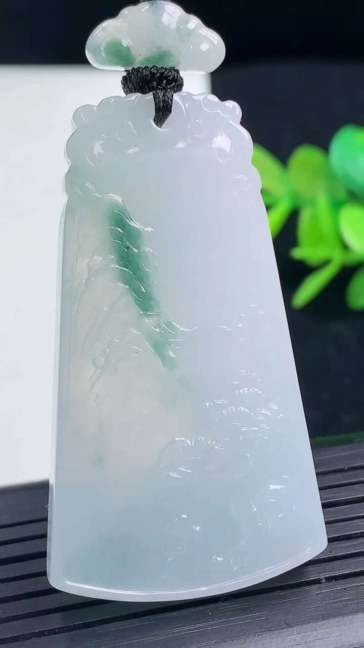 天然A货翡翠牌吊坠尺寸51.4-29-5.6重量:26.63g
3月17日