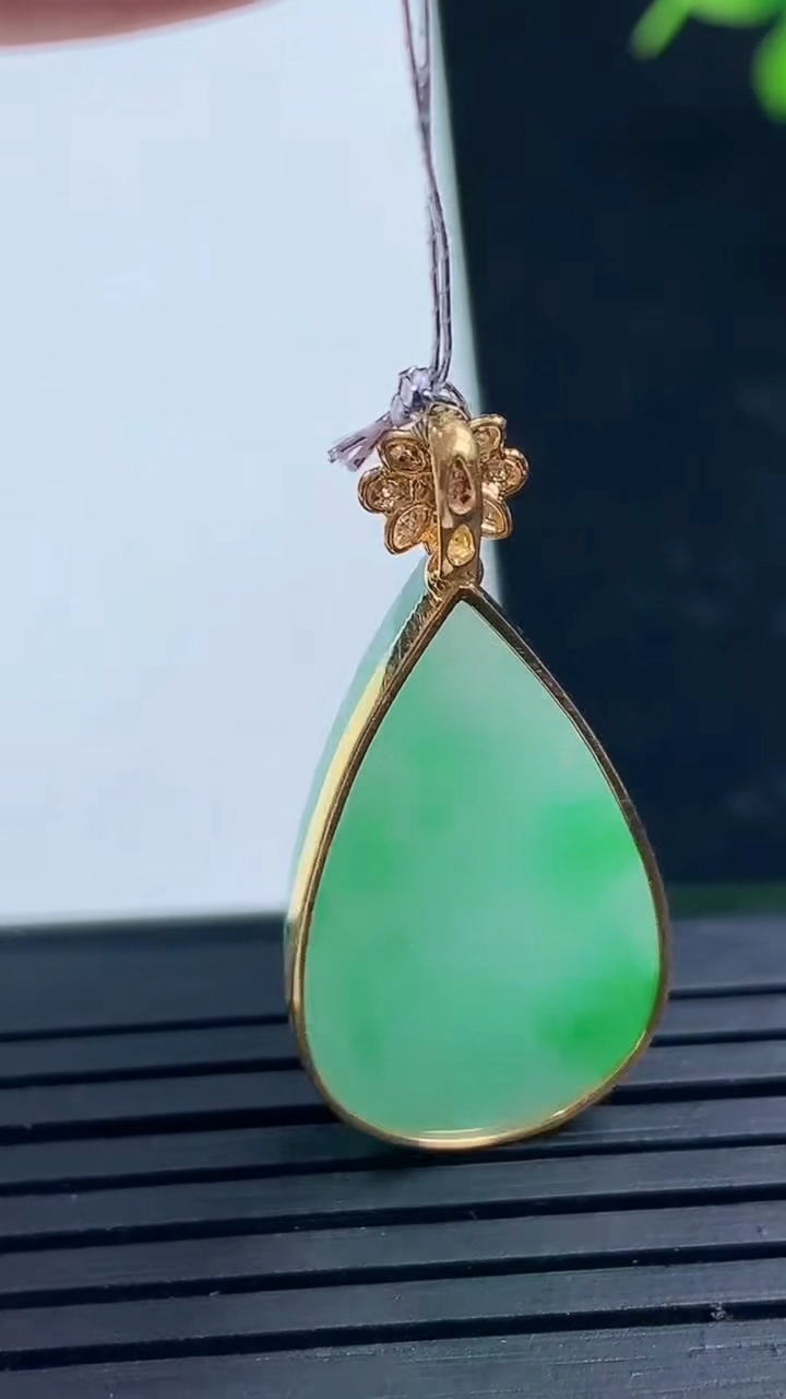 天然A货翡翠水滴吊坠尺寸25.3-14.8-3.7重量:4.02g
3月17日