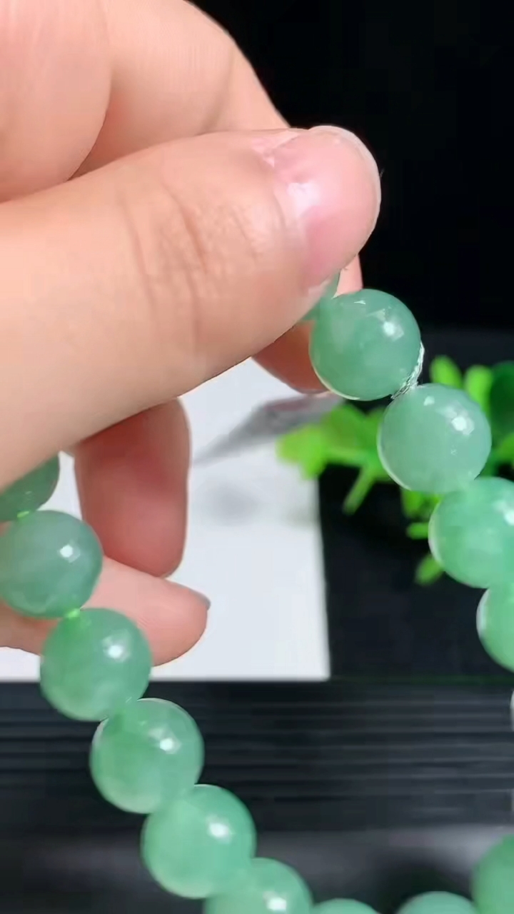 天然A货翡翠圆珠手串尺寸9.6-20颗重量:34.24g3月18日
工厂直销收藏佳品,种好水足，色泽均匀，有种有色，上手高大气！