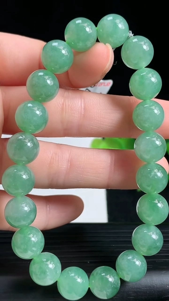 天然A货翡翠圆珠手串尺寸9.6-20颗重量:34.24g3月18日
工厂直销收藏佳品,种好水足，色泽均匀，有种有色，上手高大气！