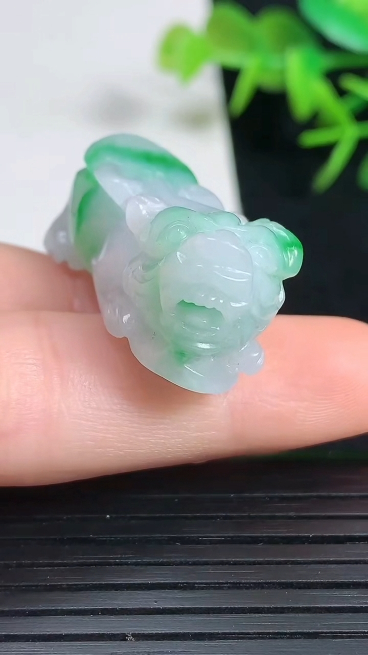 天然A货翡翠貔貅吊坠，尺寸32.6-13-15，重量:13.40g
3月18日