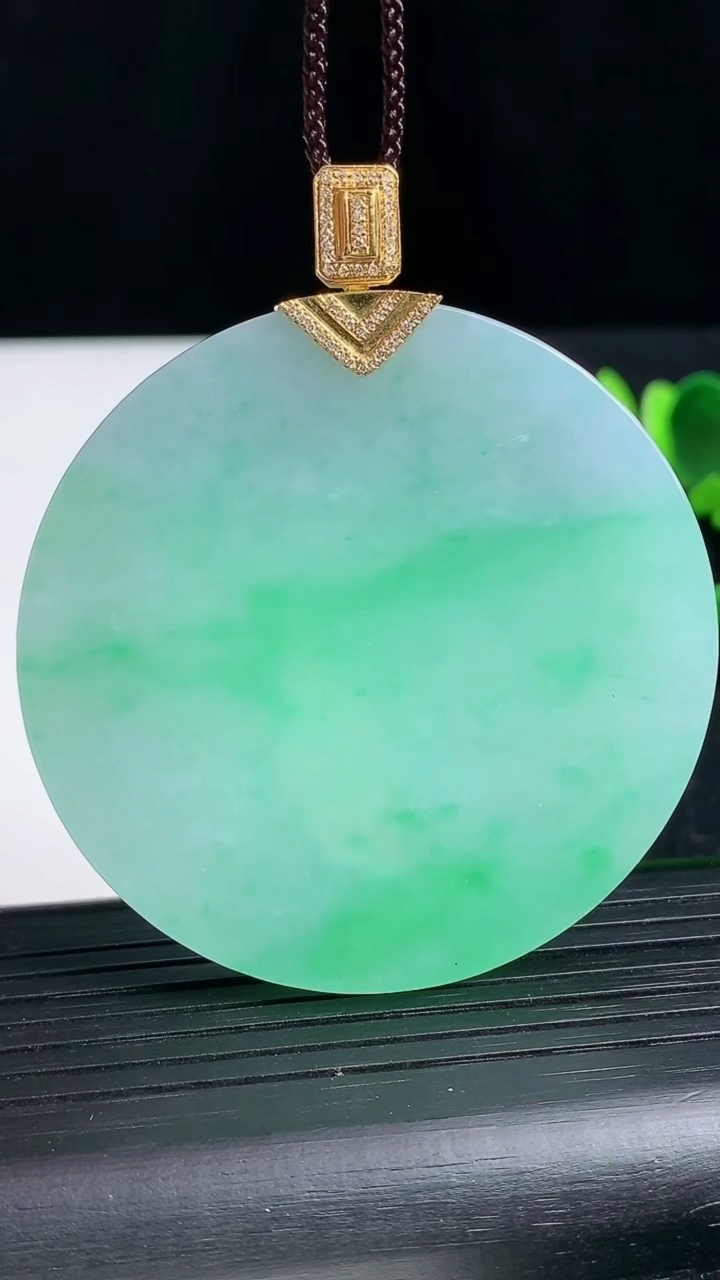 天然A货翡翠无事牌吊坠尺寸52.9-5.5重量:44.54g
3月18日