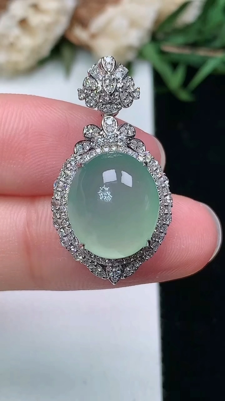 天然A货翡翠蛋面吊坠，尺寸28.4-15-12.3，裸石12.7-11，重量:3.90g
3月18日