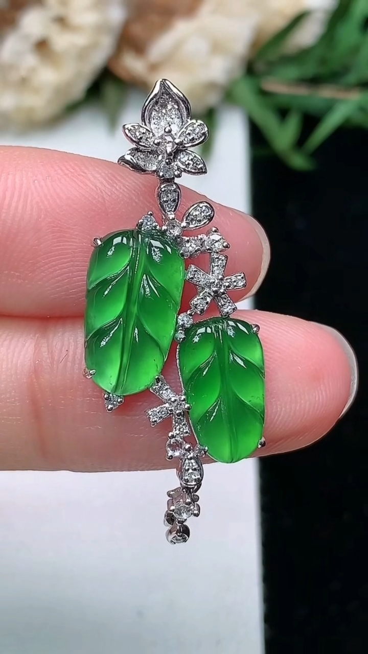 天然A货翡翠金枝玉叶 叶子吊坠，尺寸36.5-13.4-3，裸石12.2-7，重量:2.68g
3月18日