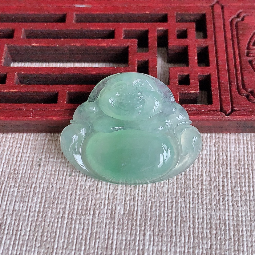 天然A货翡翠晴水佛公吊坠 
尺寸22.8-28.6-5.2mm 重量5.65g 0317