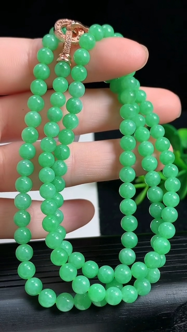 天然A货翡翠圆珠项链尺寸4.8-115颗重量:27.22g
3月18日
