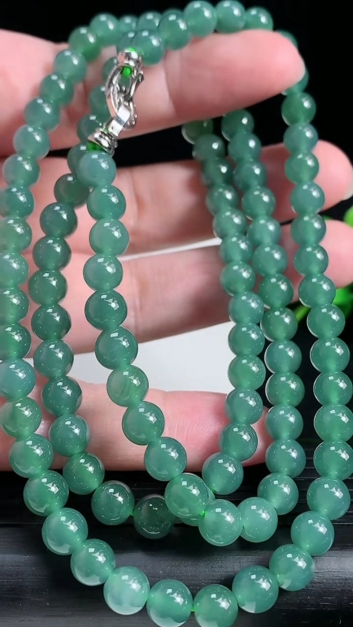 天然A货翡翠圆珠项链尺寸6.8-108颗重:59.06g3月18日
工厂直销收藏佳品,种好水足，色泽均匀，有种有色，上手高大气！
83