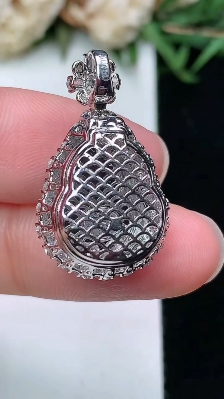 天然A货翡翠葫芦吊坠，尺寸25-15-11.8，裸石13-11.3，重量:4.12g
3月18日