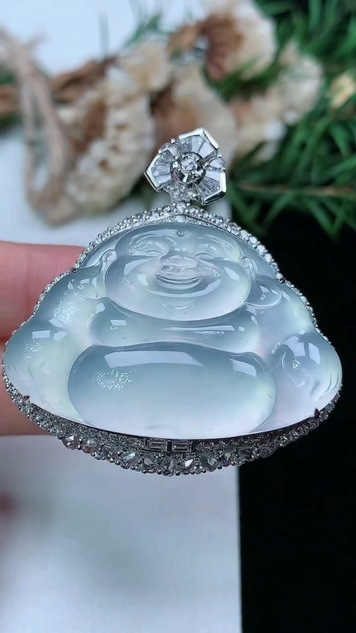 天然A货翡翠白冰佛公吊坠，尺寸43-40.8-14.2，裸石25.3-38，重量:18.18g
3月18日