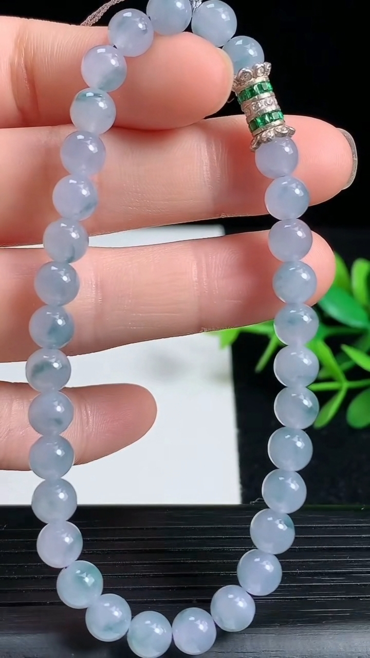 天然A货翡翠紫罗兰飘花圆珠手串尺寸5.7-32颗重量:12.89g3月18日
工厂直销收藏佳品,种好水足，色泽均匀，有种有色，上手高大气！