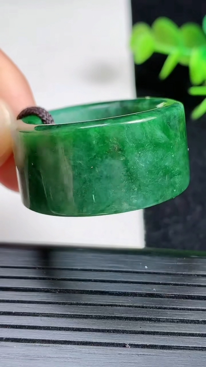 天然A货翡翠指环 扳指 戒指，尺寸22.7-15.6-5.2重量:21.38g2026年3月18日
工厂直销收藏佳品,种好水足，色泽均匀，有种有色，上手高大气！