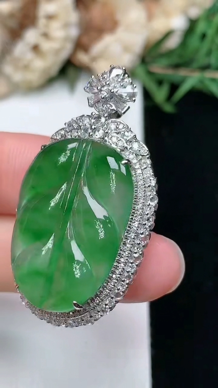 天然A货翡翠金枝玉叶 叶子吊坠，尺寸39.3-22.4-9.8，裸石25-17.9
3月18日